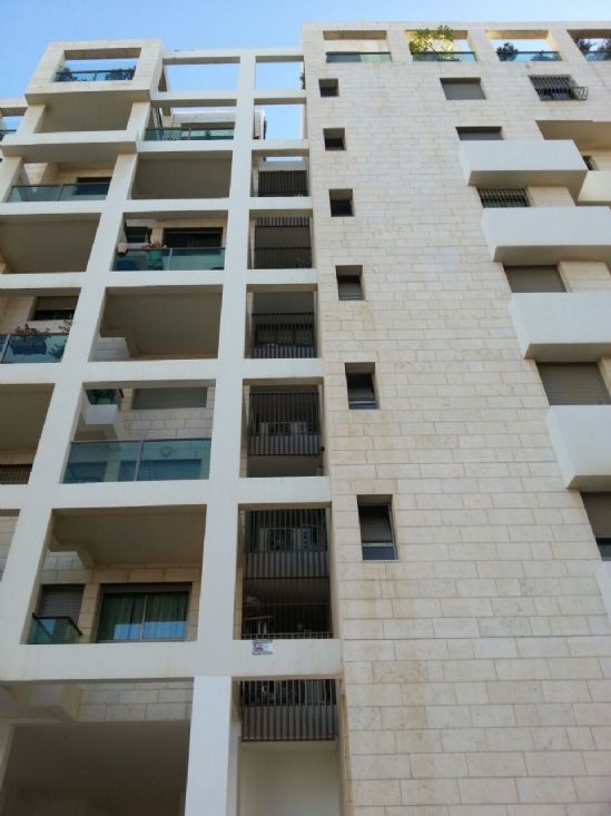 התקנת רשתות נגד יונים בצפון תל אביב - רחוב לוי אשכול 98