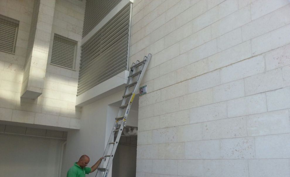 התקנת רשתות נגד יונים בפרוייקט של שני בניינים ברחובות, רחוב חזון איש 4/6.
