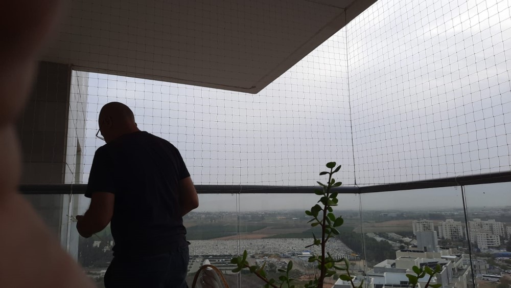 התקנת רשת במרפסת להגנה מפני נפילות
